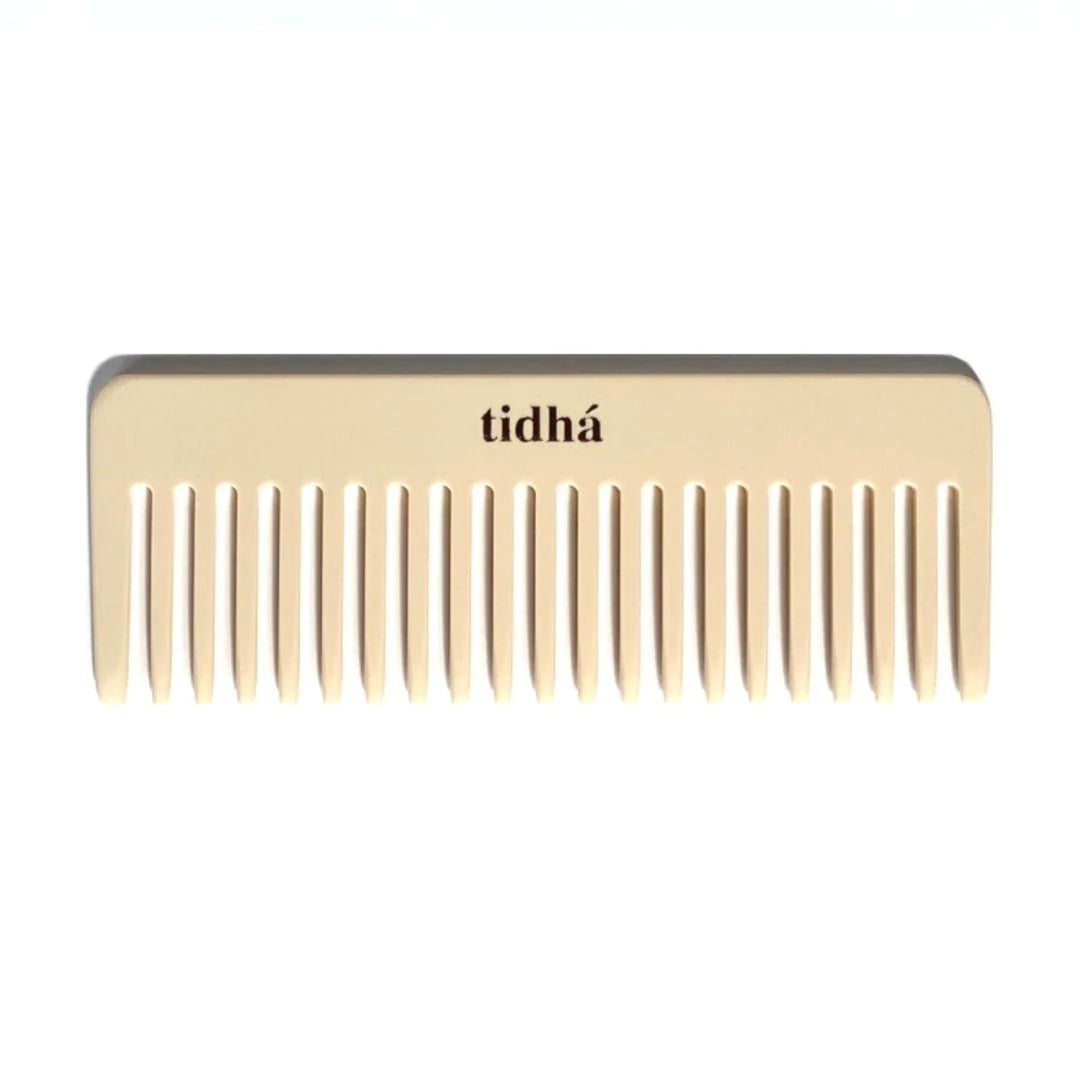 Sustainable tidhá branded detangling comb made of biodegradable material, showcased on a plain background. The comb’s beige color and eco-friendly design make it an attractive choice for environmentally conscious consumers looking for haircare tools