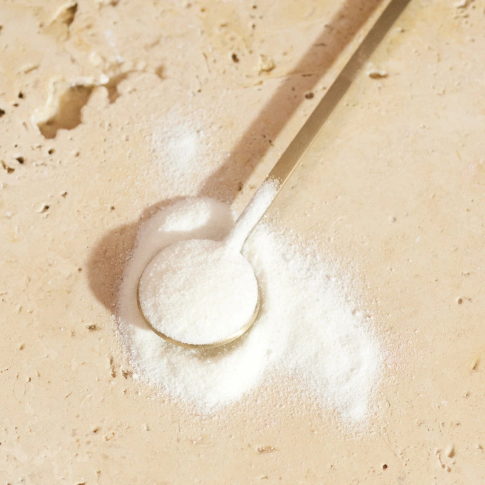 Scoop of Innour’s best collagen powder for skin with real mango and Vitamin C